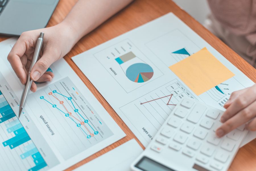 การใช้ประโยชน์จาก Big Data ทำได้โดยการรวบรวมข้อมูลเพื่อนำมาคัดกรอง วิเคราะห์และประมวลผล เพื่อใช้ในการกำหนดแผนธุรกิจ, กำหนดกลยุทธ์ของ Online Marketing, วางแผน PR, ตลอดจนแก้ไขข้อผิดพลาดต่างๆ ซึ่งในปัจจุบัน การเก็บรวบรวมข้อมูลผ่านระบบดิจิทัลสามารถทำได้ง่ายและสะดวกว่าแบบดั้งเดิม (อนาล็อก) โดยมีการใช้โปรแกรมสำเร็จรูปต่างๆในการเก็บและรวบรวมข้อมูล